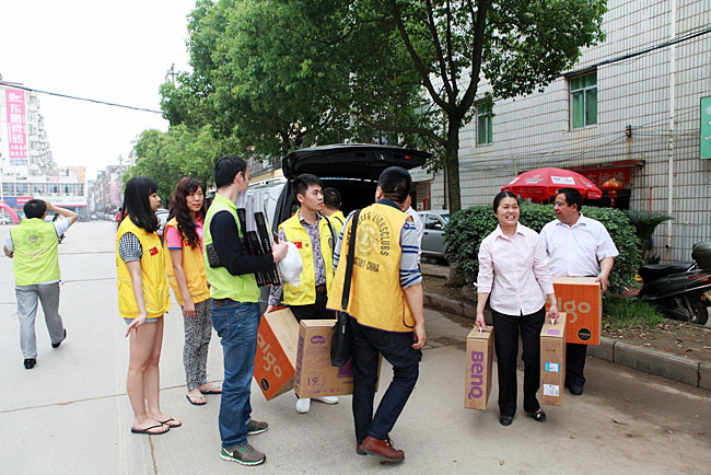 車隊到達(dá)備田小學(xué)，隨車捐贈的物資送到小學(xué)